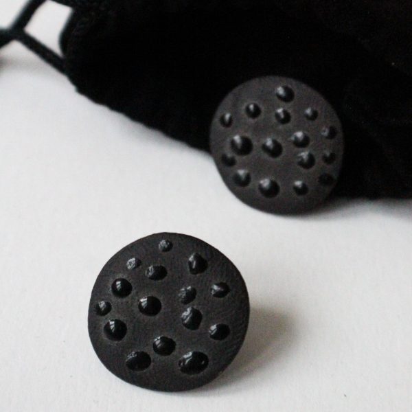 minđushe. crne tachkice.